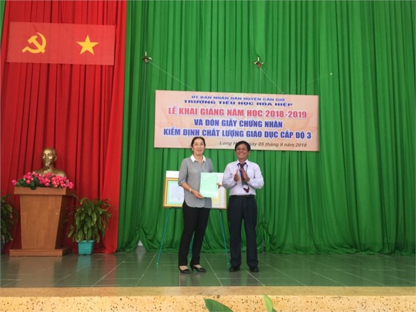 Cô Pham thi Them tăng 30 bo dong phuc.jpg